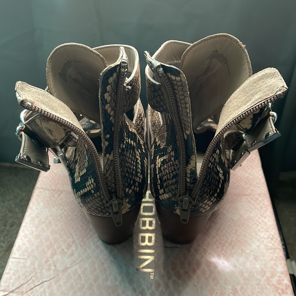 The shoes has a small crease in the front. Only been worn a few times. - Picture 2 of 3
